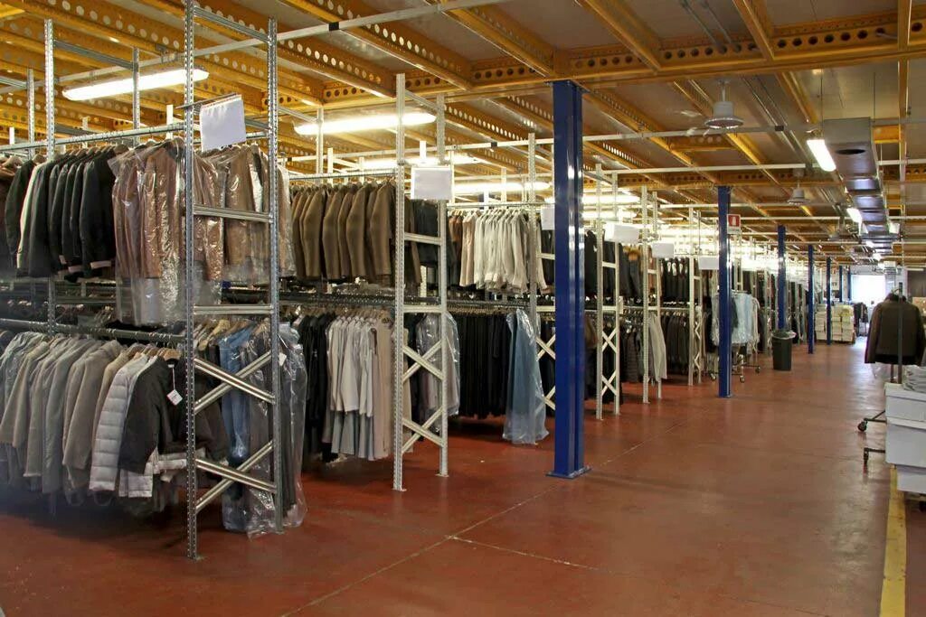 Опт со склада одежда. Трикотажные изделия. Опт со склада одежда. Оптовые базы одежды. Склад брендовой одежды.