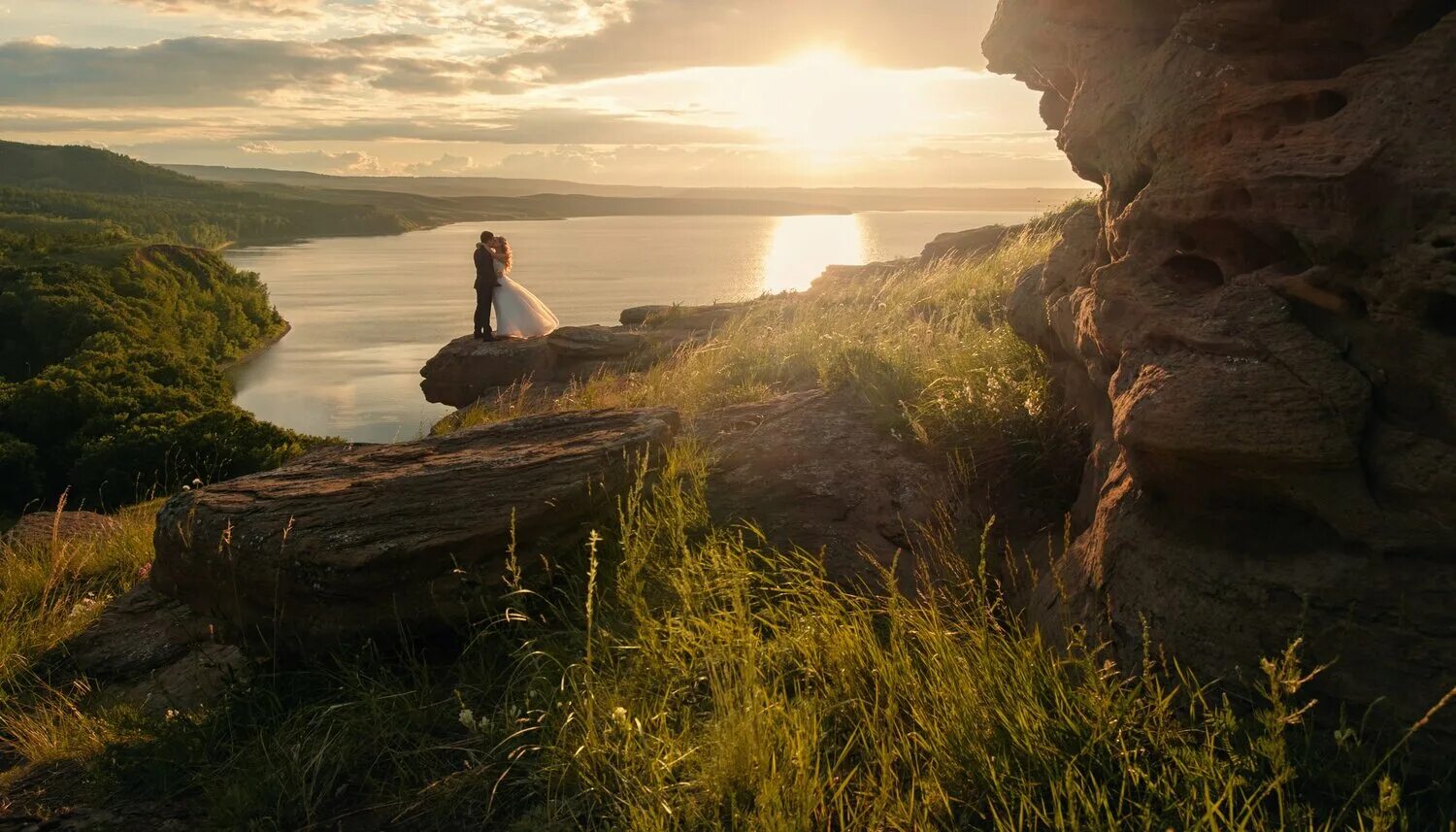 человек на шезлонге. чудесный закат. безмятежный слово. облака над морем. безмятежный пейзаж.