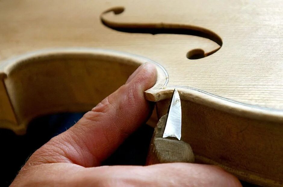 Изготовление скрипки. Мастерская скрипок. Инструменты скрипичного мастера. Мастер изготавливает скрипку. Скрипичные мастера.