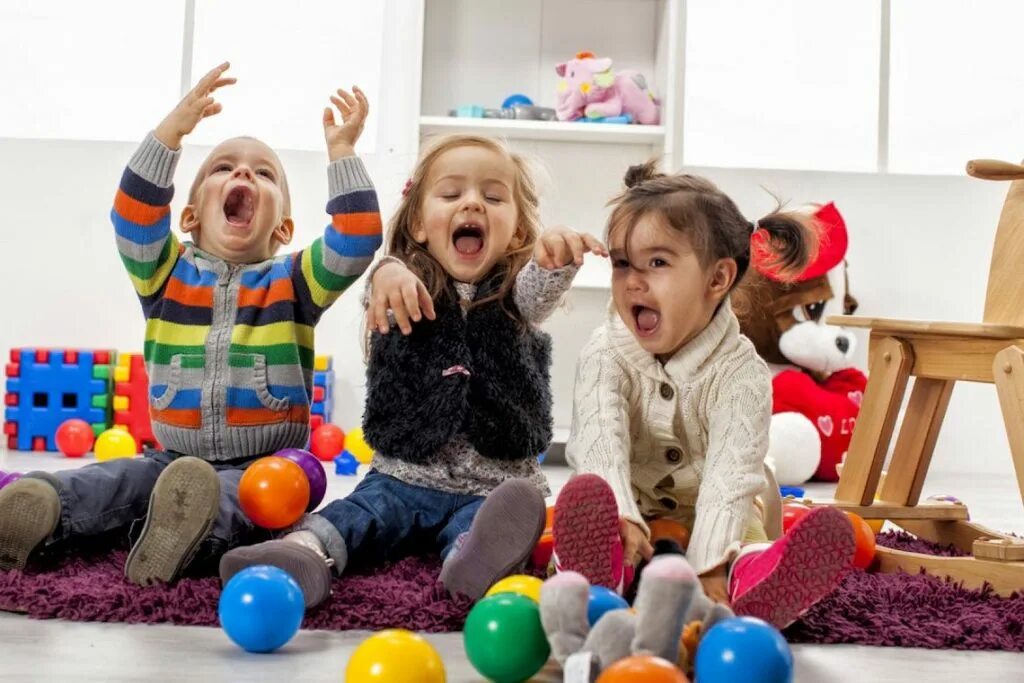 Дети в детском саду. Веселые дети что делают. Веселые дети что делают. Счастливый ребенок. Диетиразного возраста.