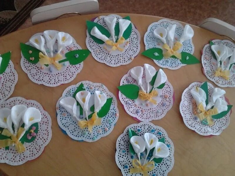 Каллы из ватных дисков. Поделки на 8 марта из ватных дисков. подарок маме из ватных дисков. цветы из ватных дисков и салфеток.