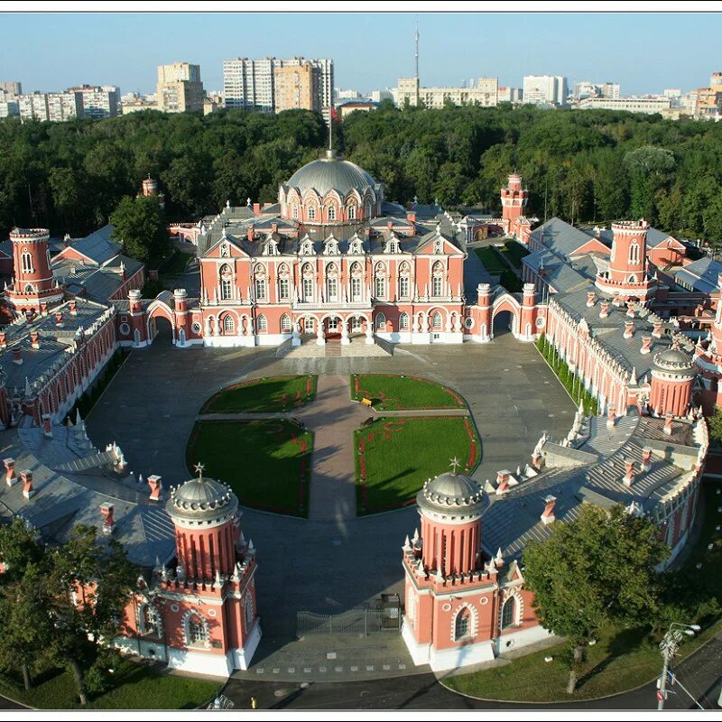 Петровский путевой дворец парк. Петровский дворец в Москве Казаков. Петровский замок в Москве. Петровский парк Москва. Московский версаль