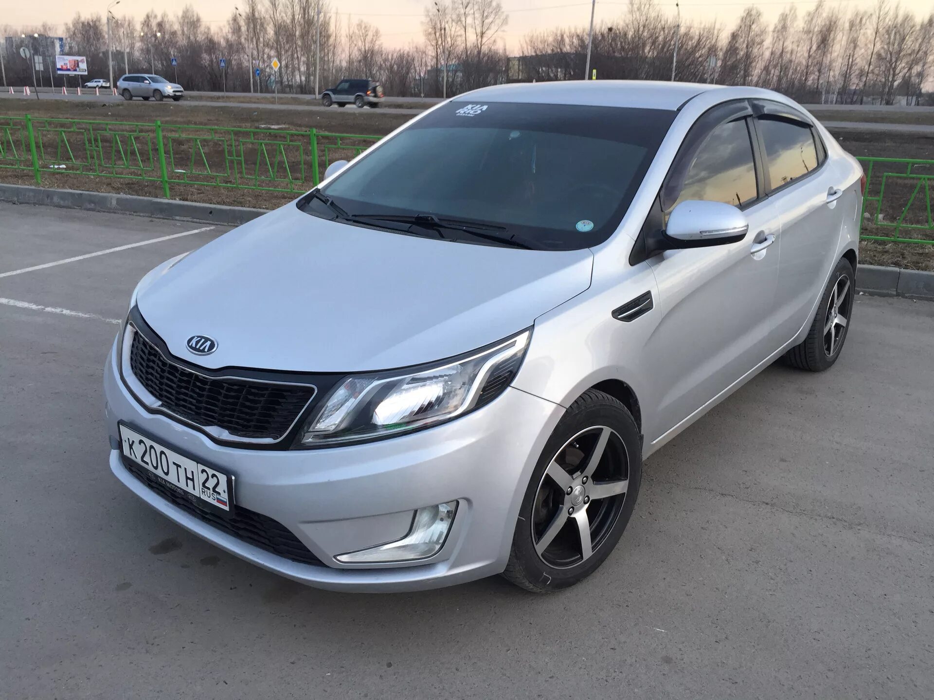 Озон киа рио 3. Kia Rio 2013 серебристый. Kia Rio 2014 серебристый. Kia Rio 3 серебристая. Kia Rio III 2012.