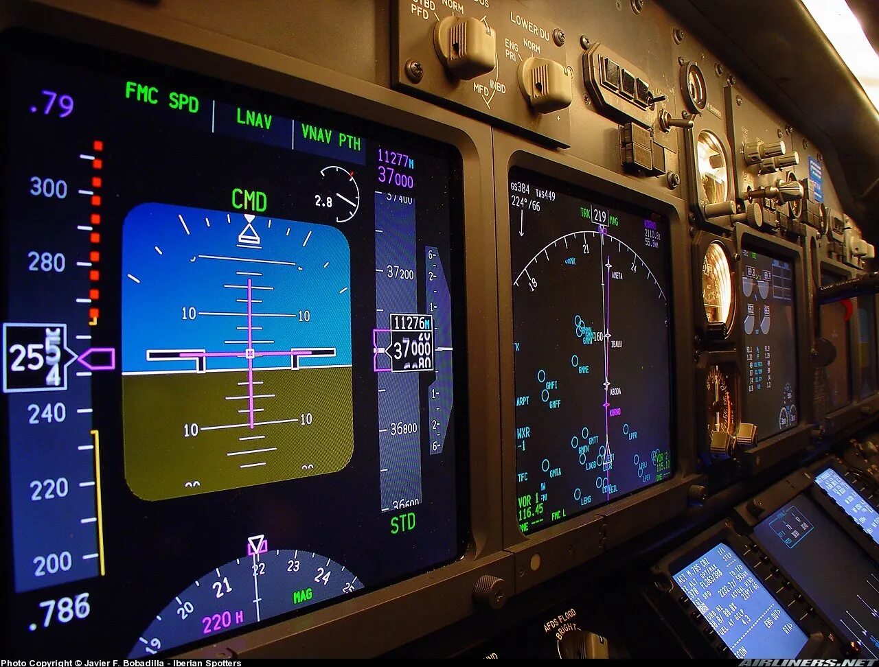 Кабинет кип коннект. Авионика Боинг 737. A320 авионика усилитель. Авиагоризонт Boeing 737. PFD дисплей 737-800.