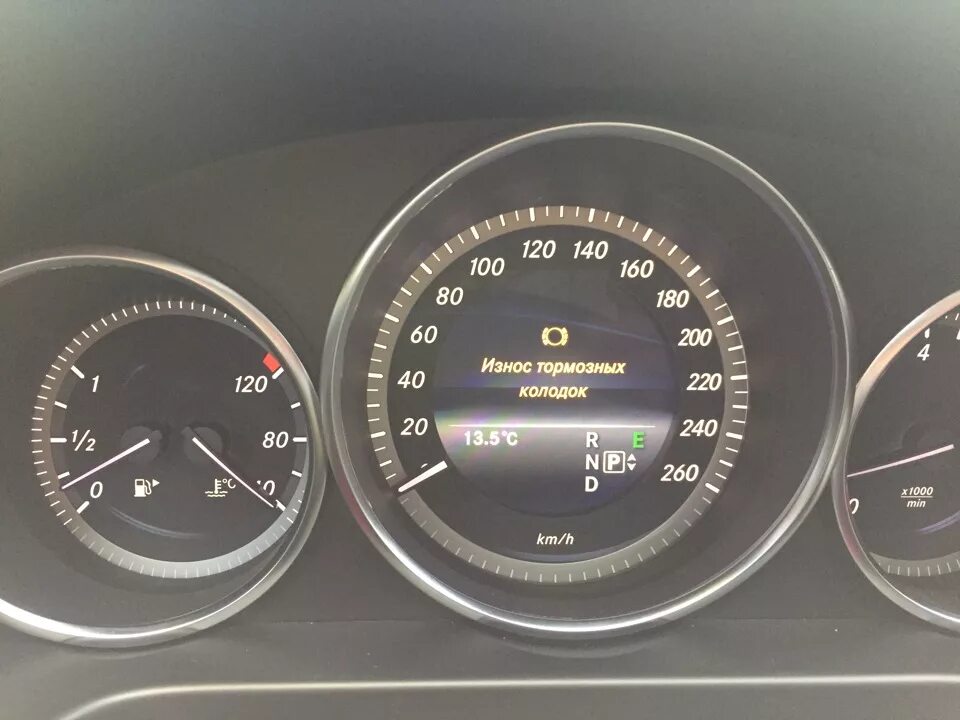 Износ колодок ошибка. Колодки w212. индикатор износа колодок mersedes w210. лампочка износа тормозных колодок w212. mercedes w212 индикатор перегрева.