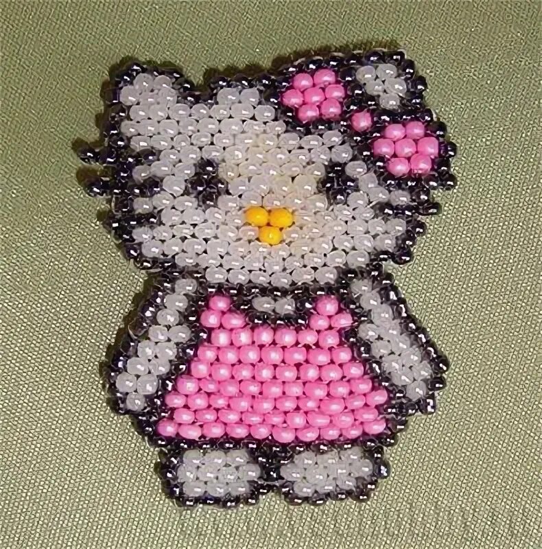 Hello kitty из бисера. Хелло китти бисер. бисера плетение хелоу кити. кирпичный стежок хеллоу китти. хелоу китти кирпичным стежком.