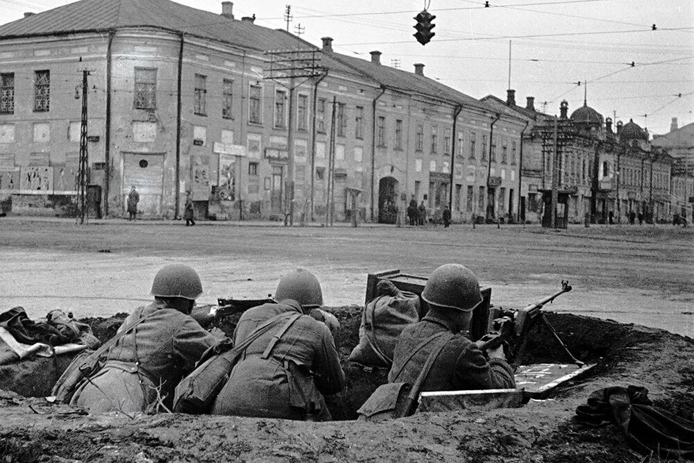 Москва улица в вов 1941. Тверская улица 1941 год. Московская паника 1941 года. 1941 года город. Освобождение вязьмы в 1943 году.
