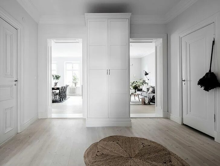 Белые стены в интерьере. Двери волховец неоклассика. Белые стены белые двери. Двери в стиле сканди. Дверь в комнату белая.