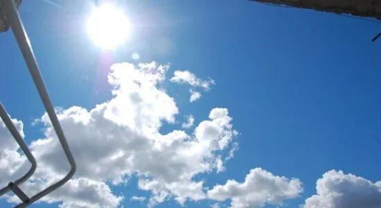 Окружающий мир про воздух. Воздух для презентации. 4 июля воздух. Свойства воздуха. Свойства воздуха.