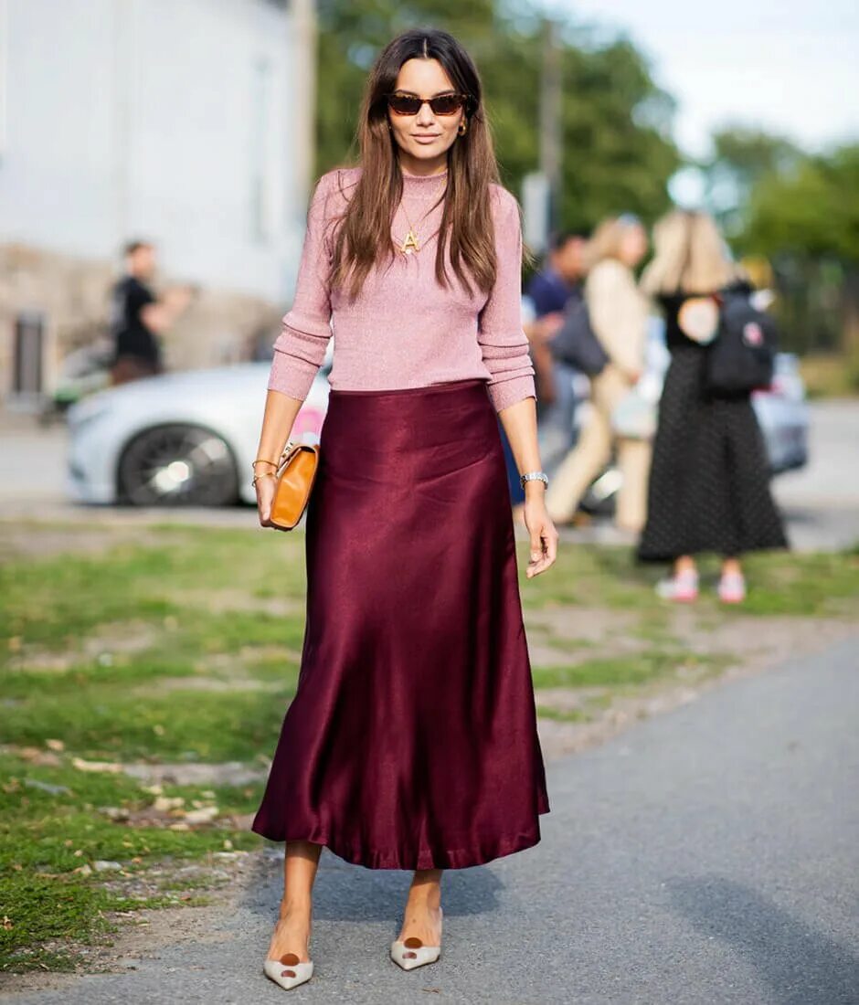 Лиловая атласная юбка миди бифри. Шелковая юбка. Белая шелковая юбка. Юбка из шелка. Под шелковой юбкой.