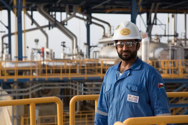 Зарплата техника технолога нефти и газа. Переработка нефти и газа зарплата. Инженер нефтегазовой отрасли. Работник нпз. Промышленность профессии.