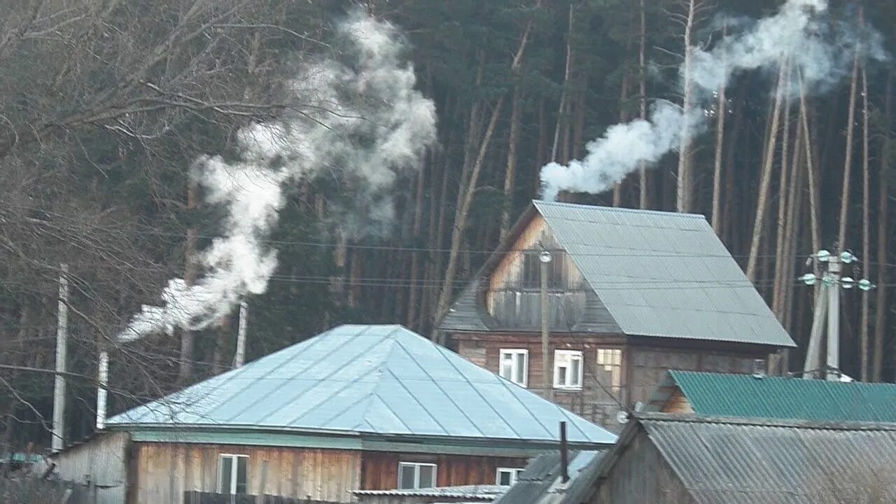 Дымок но старый. Дым из трубы. Деревенский домик дым из трубы. Дом с трубой. Дым из трубы домика.