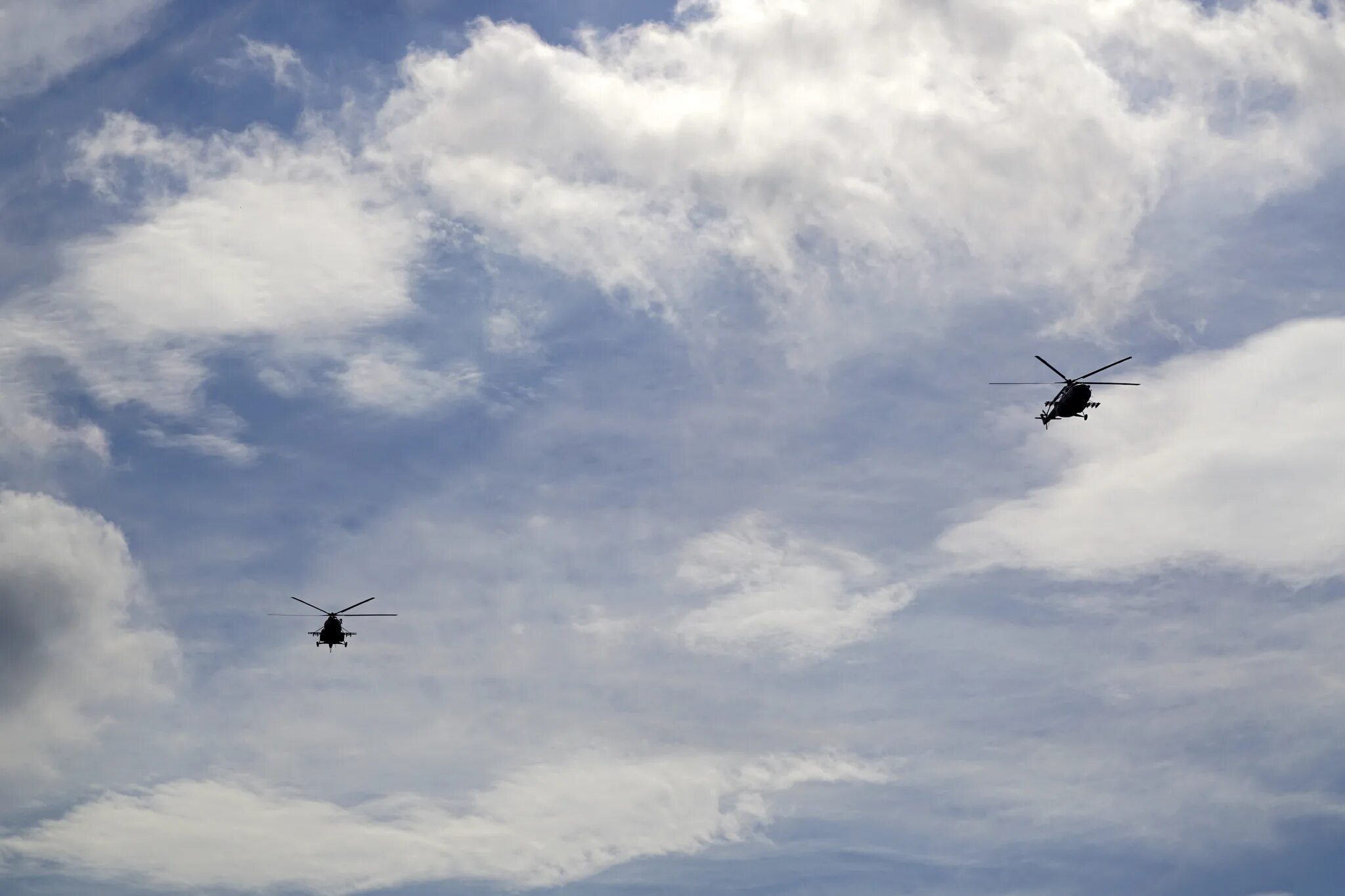 Вертолет в небе. Вертолеты Аллигаторы в небе. Вертолёт алигатор в небе. Небо вертолетчики.