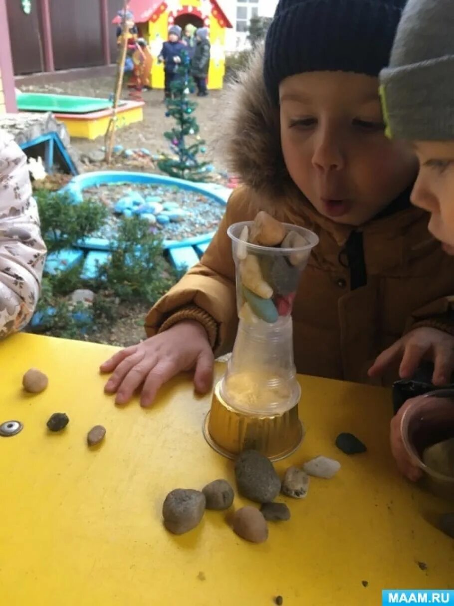Эксперимент с водой для детей на улице. Наблюдение за снегом в старшей группе. Экспериментирование на зимней прогулке старшая группа. Экспериментирование в средней группе зимой на прогулке. Эксперименты зимой в детском саду.
