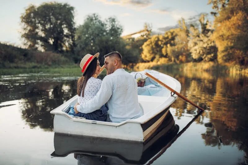 Девушка в лодке. Фотосессия в лодке. Свадебная фотосессия в лодке. Парень в лодке. Двое влюбленных в лодке.