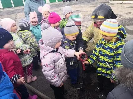 Ребенка выводят из детского сада