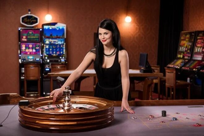Aurora casino рабочий сайт. Девушки в казино. Работник казино.