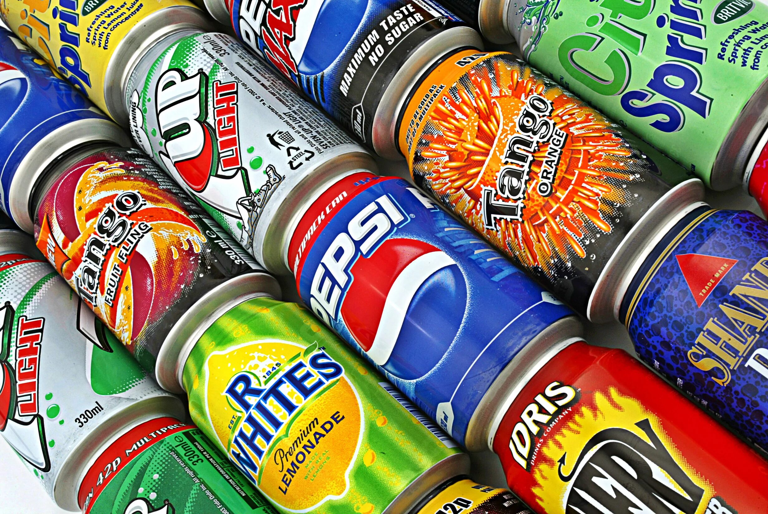 алюминиевые банки. банки из под напитков. железные банки. банки из под напитков. коллекция банок из под напитков.