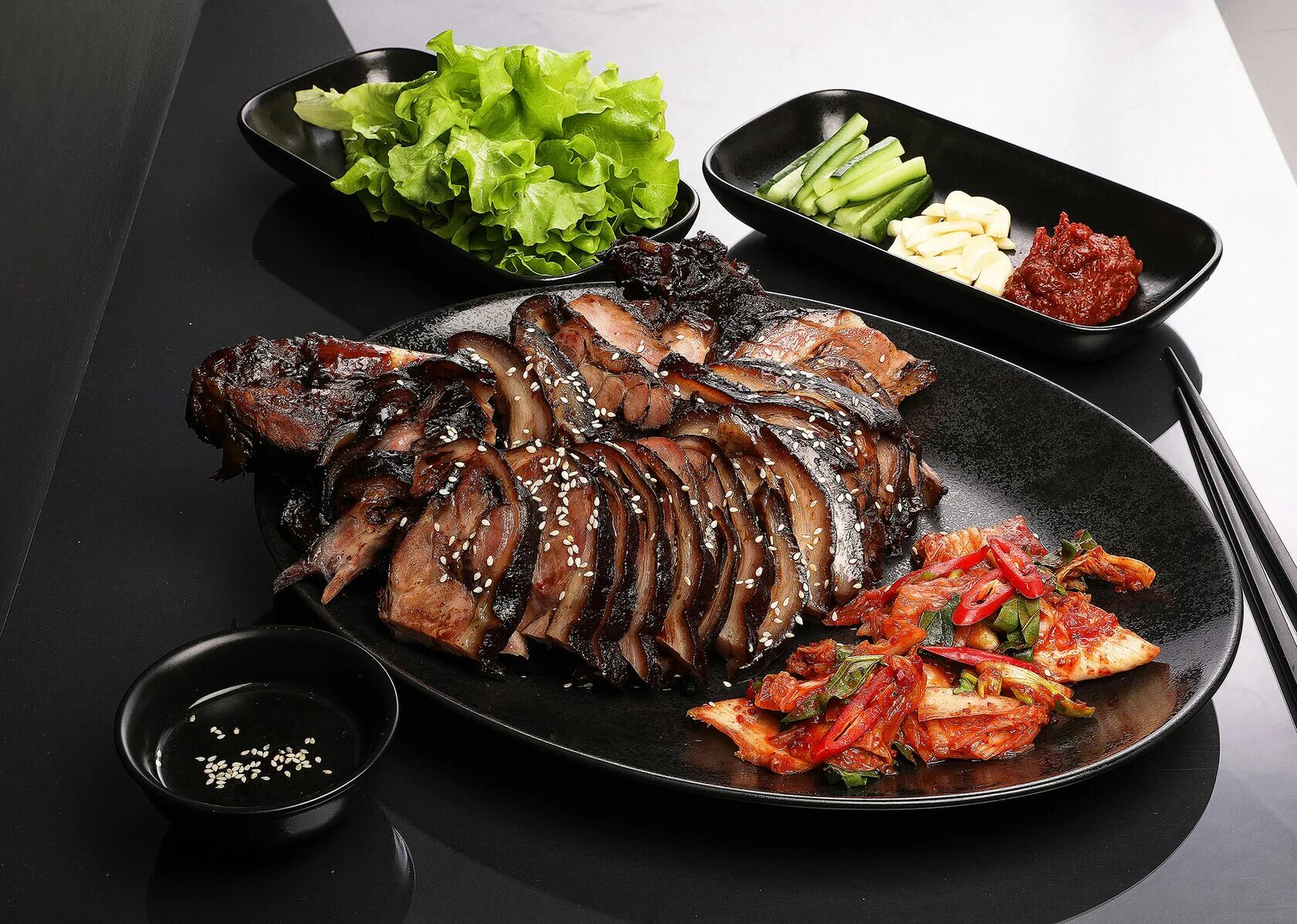 Рулька по корейски чокпаль. Корейская еда чокпаль. Чокбаль корейское блюдо. Пульгоги. Чокпаль.