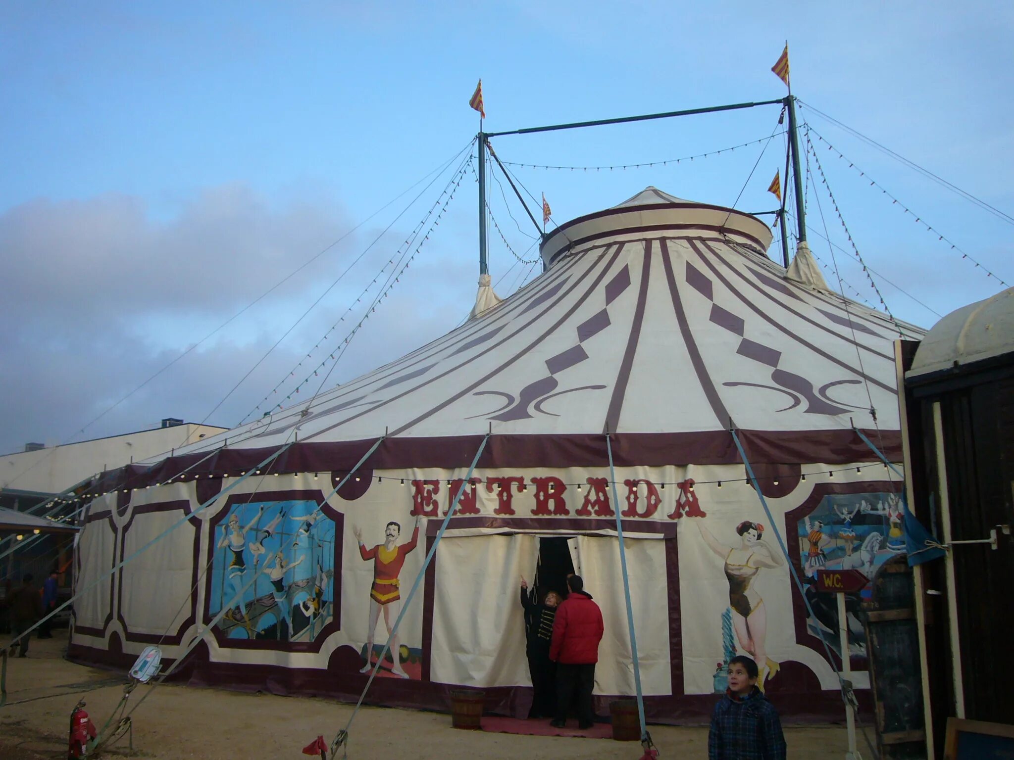 Группа бродячий цирк состав. Travel circus. Шапито схематичное изображение. At the circus картинка. Бродячий цирк.