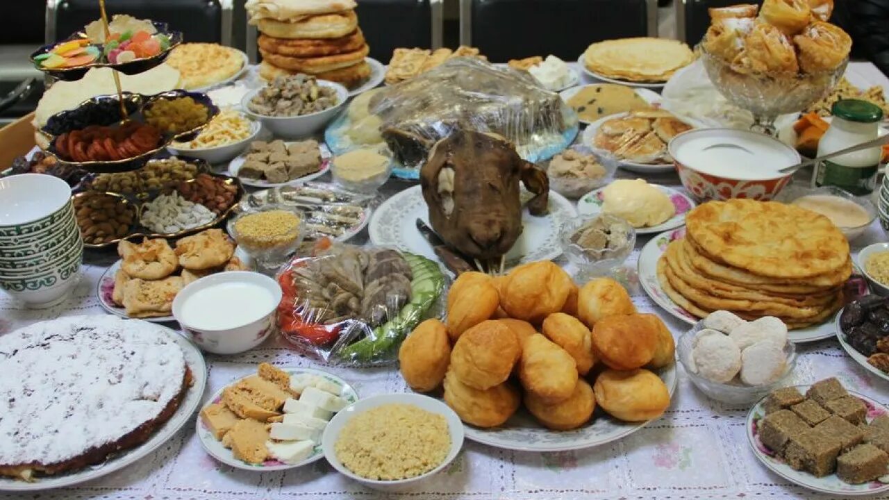 Какие блюда на наурыз. Праздничный стол на Курбан айт. Казахская кухня дастархан. Казахская кухня Курбан айт. Курбан байрам дастархан.