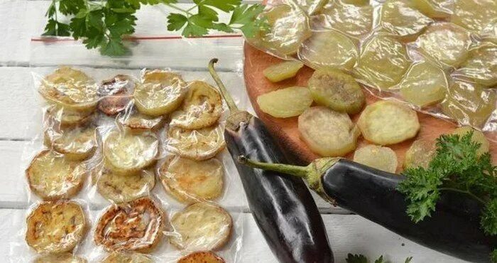 Заморозка жареных баклажанов на зиму. Замороженные баклажаны. баклажаны на зиму заморозка лучшие. баклажаны на зиму морозить. обжаренные полуфабрикаты баклажаны в заморозке.