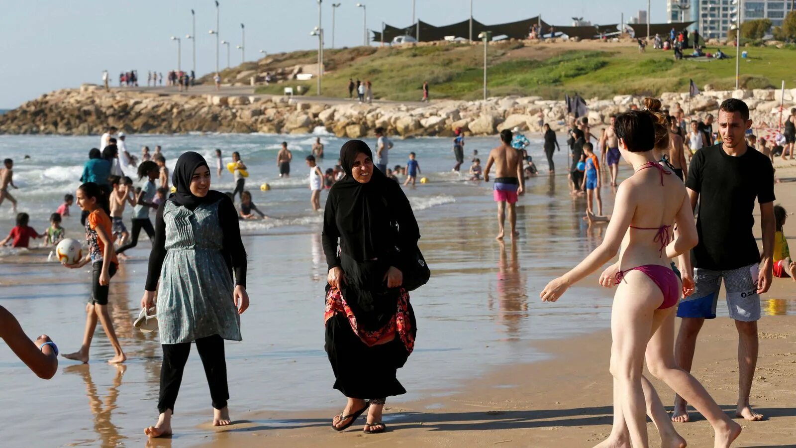 Когда можно купаться в турции. Буркини Иран. Марокко паранджа. Буркини никаб. Люди на пляже.