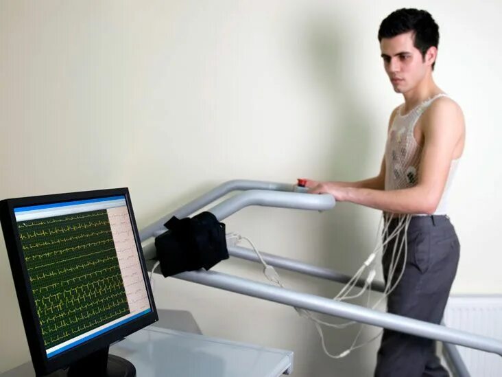 Человек тестирующий игру. Нагрузочное тестирование человек. кардиопульмональное нагрузочное тестирование. тредмил стресс тест. велоэргометрия.