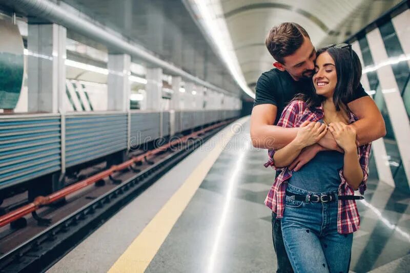 Стоит он она и у нее