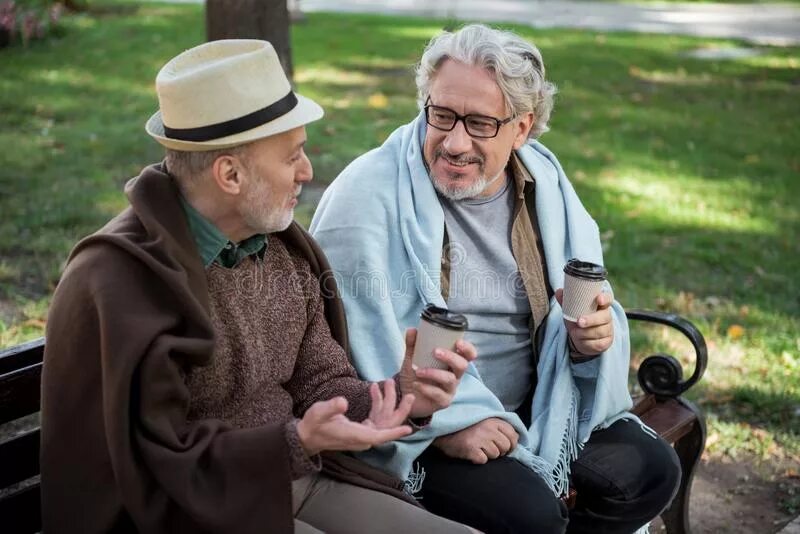 Приятель и старик. Приятель и старик. Пожилые влюбленные. Старики на лавке. Приятель и старик.