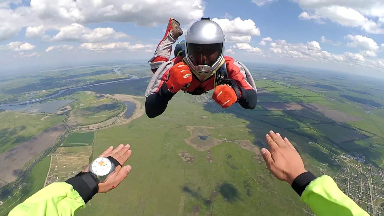 Прыжки с парашютом ростов на дону. Прыжок с парашютом от первого лица. Полет на парашюте от первого лица. Вид от первого лица порушутист. Вид с парашюта от первого лица.