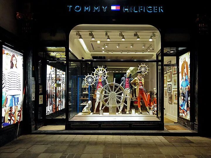 Витрина магазина Томми Хилфигер. Tommy Hilfiger витрина 2022. Витрина магазина одежды Томми Хилфигер. Томми Хилфигер мерчендайзинг. Оформление витрины спортивного магазина