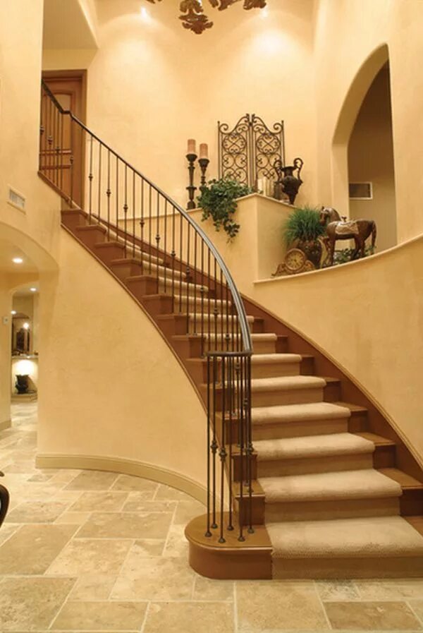 Лестница в Тосканском стиле. Полукруглая лестница. Полукруглая лестница в доме красивые. Полукруглая лестница на второй этаж.