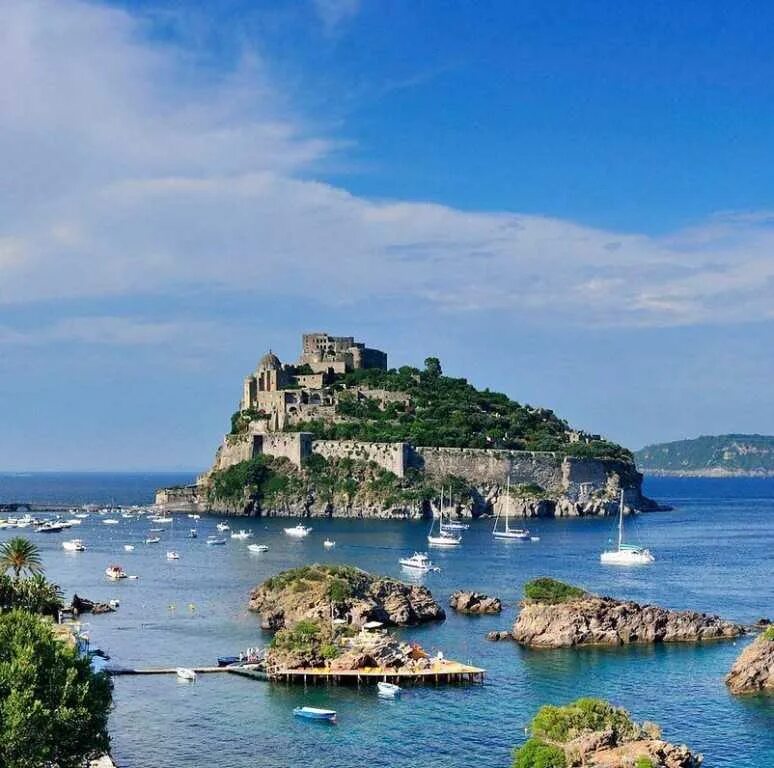 Большой итальянский остров. Искья остров Италия. Арагонский замок, Искья, Италия. Замок на острове Искья. Остров Искья Неаполитанский залив Средиземное море.