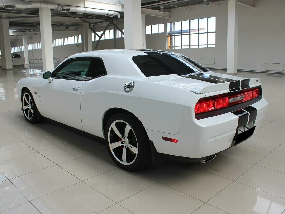 Челленджер цена в россии. Dodge Challenger srt8 III. Dodge Challenger srt8 белый. Dodge Challenger белый. Dodge Challenger III 2008.