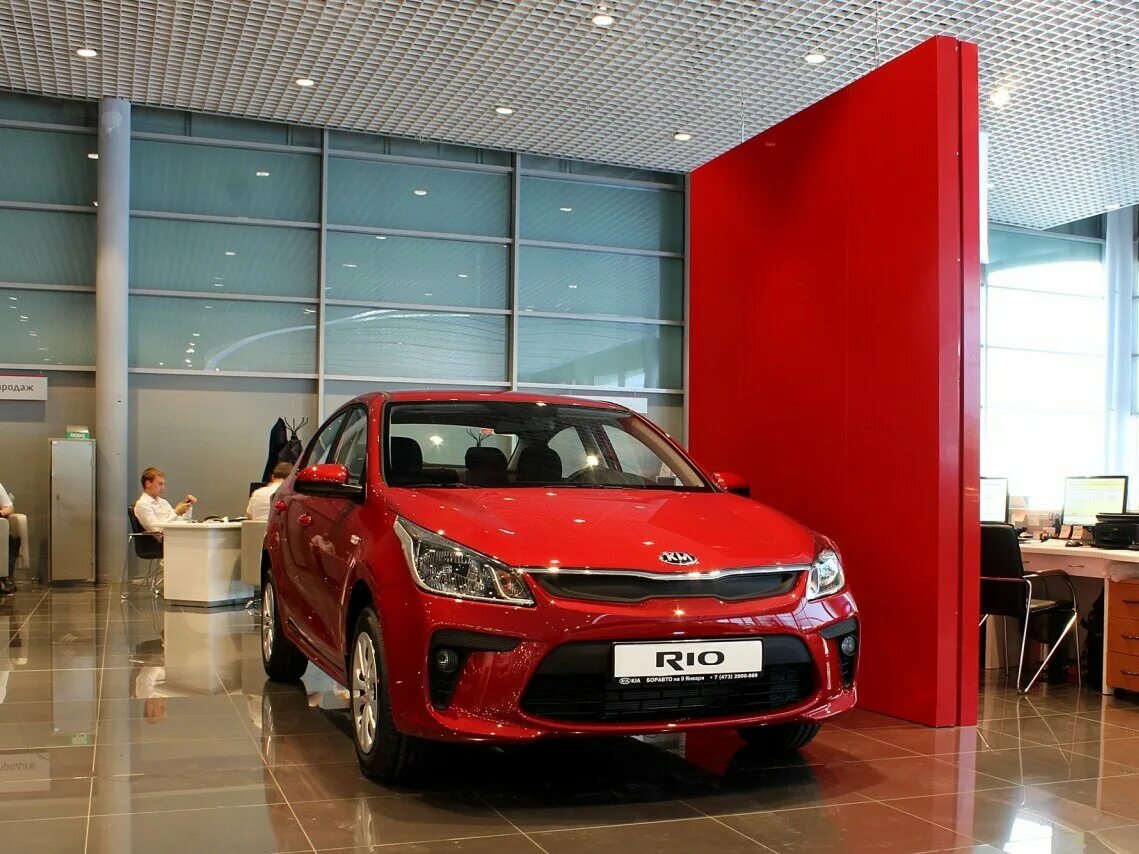 Купить рио оренбург. Киа Рио 2019 красная. Kia Rio в автосалоне. Киа Рио новый автосалон. Киа Рио Classic1.4 MT (100 Л.С.).