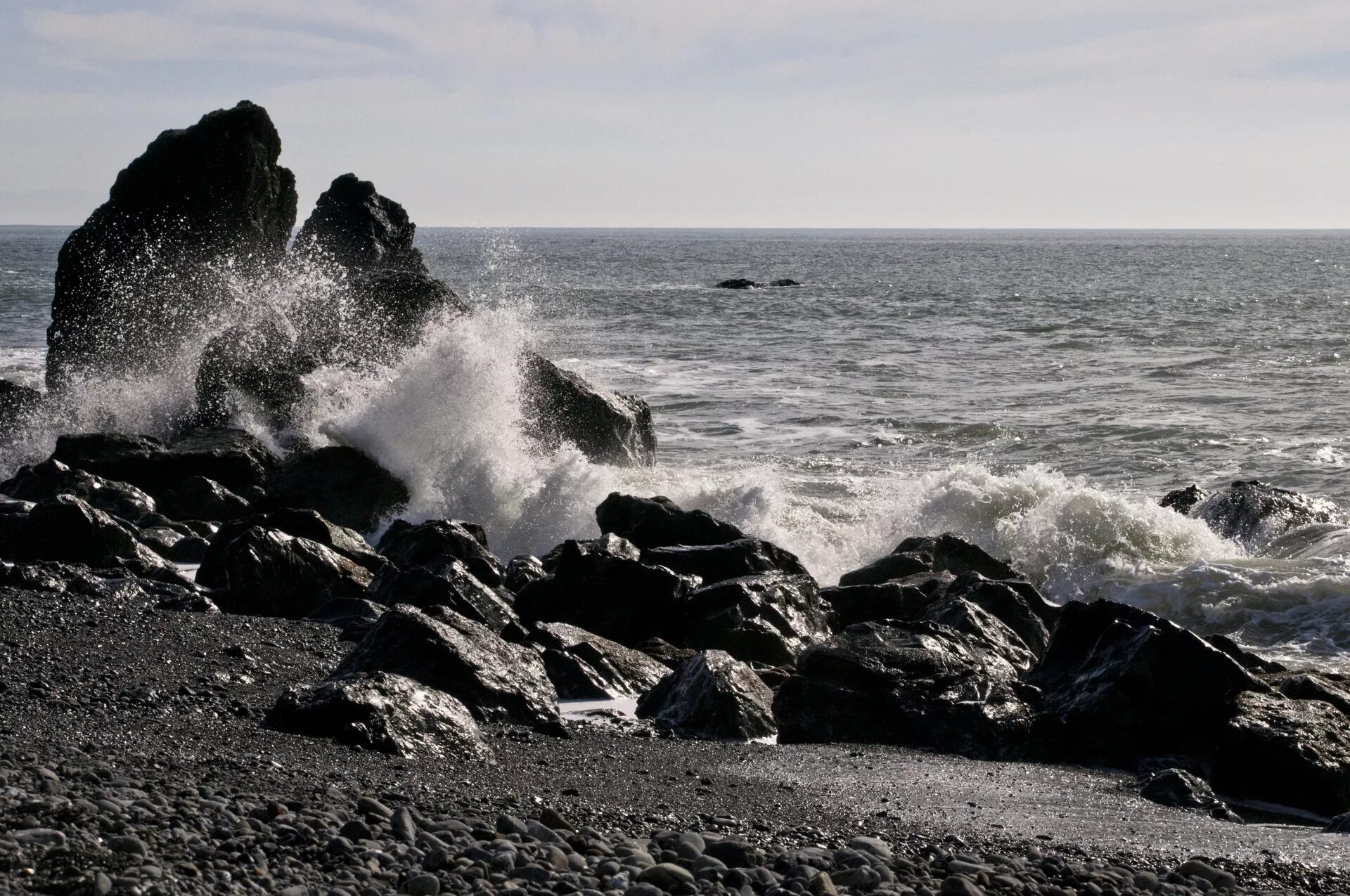 Волны разбиваются о берег. Море. Волны бьются о камни. Пляж волны. Волны бьются о скалы.