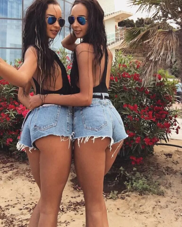 Две девушки в джинсовых шортах. Фотосессия двух подруг на природе. Девушки в шортах с подругой. Две девушки в джинсовых шортах. Молодые девушки в шортах.