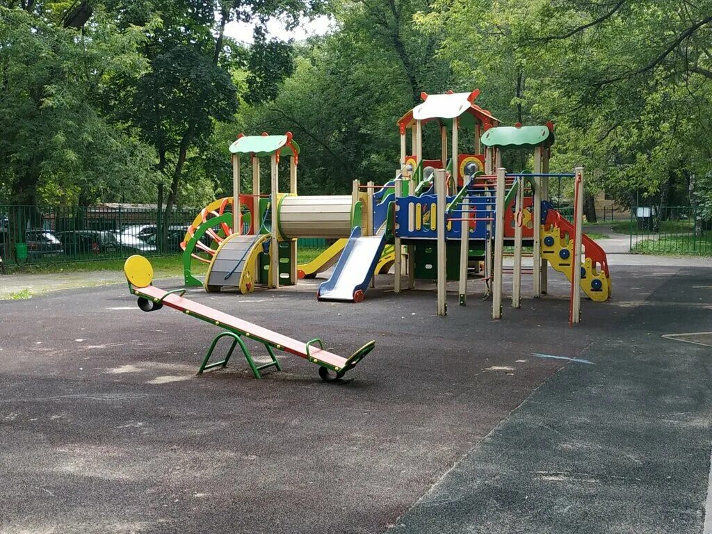 двор с детской площадкой. детские дворовые площадки. пустые детские площадки. российские детские площадки. детские дворовые площадки.
