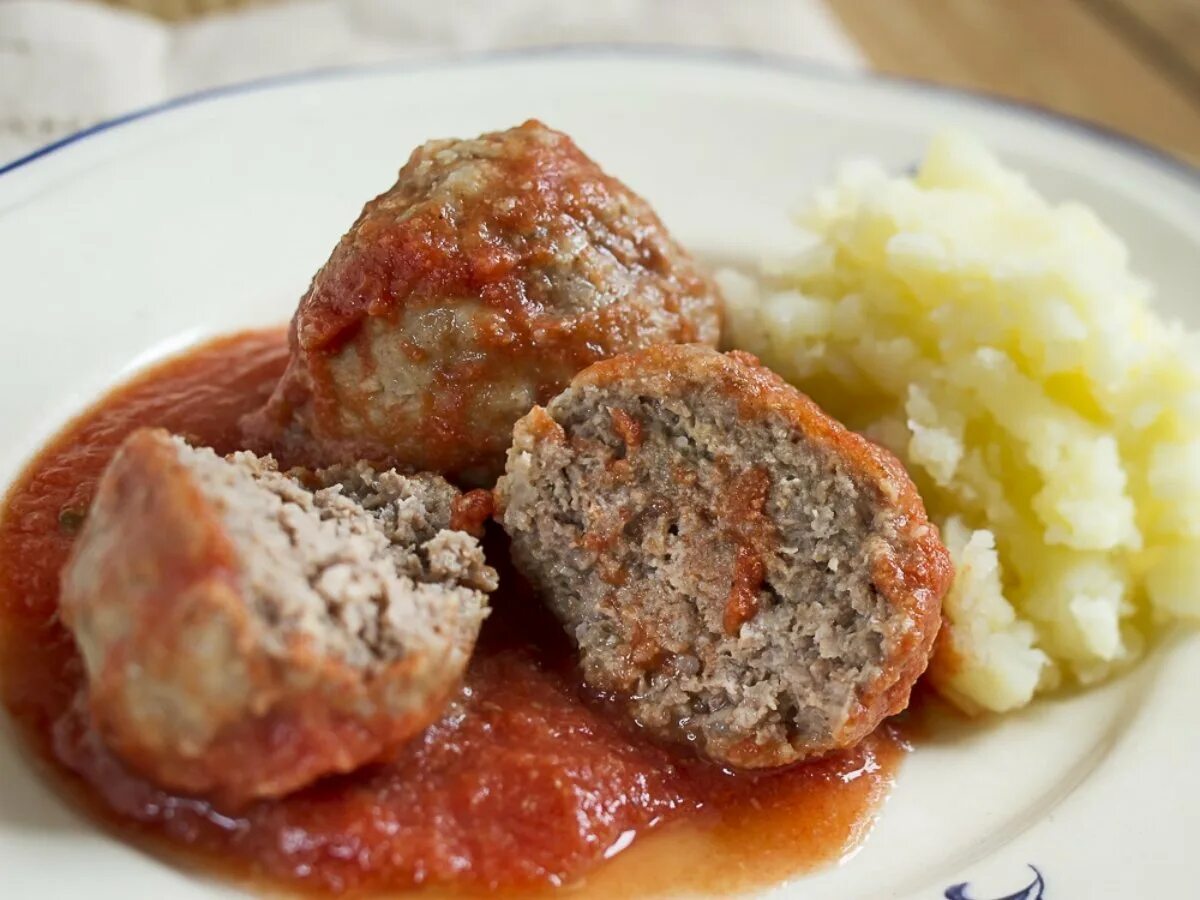 Мясной фарш пюре. Тефтели с пюре. тефтели с картофельным пюре. мясные тефтели с картофельным пюре. пюре с тефтелями и подливкой.