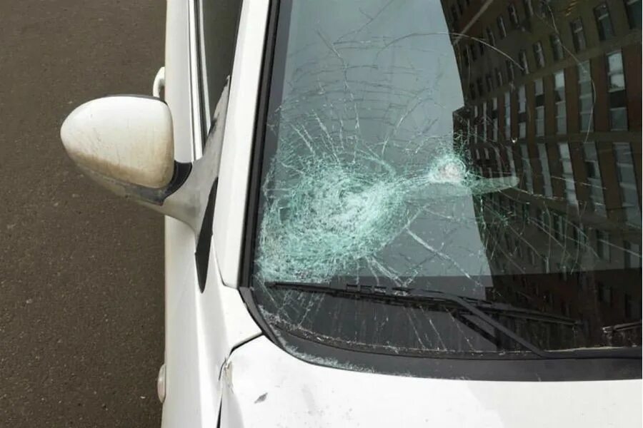 Разбитое лобовое ВАЗ 2110. Треснуло лобовое стекло. Разбитое автомобильное стекло. Разбитые стекла в машине.