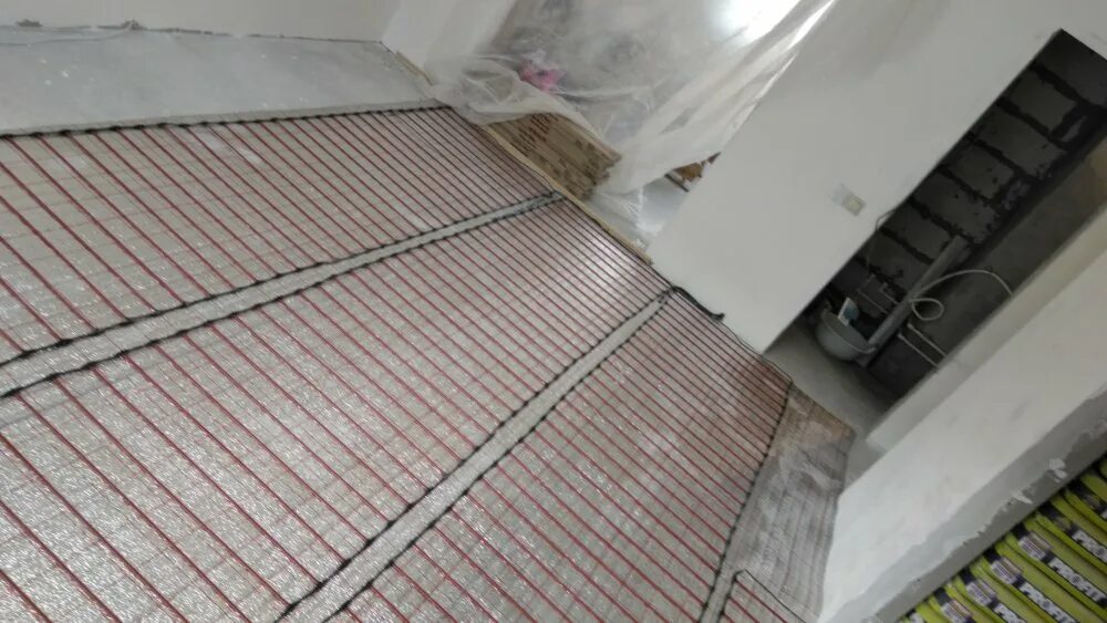 Трубы в полу в квартире. Протечка труб под стяжкой. Тёплый пол водяной. Ремонт теплый. Повреждения кабеля тёплого пола.