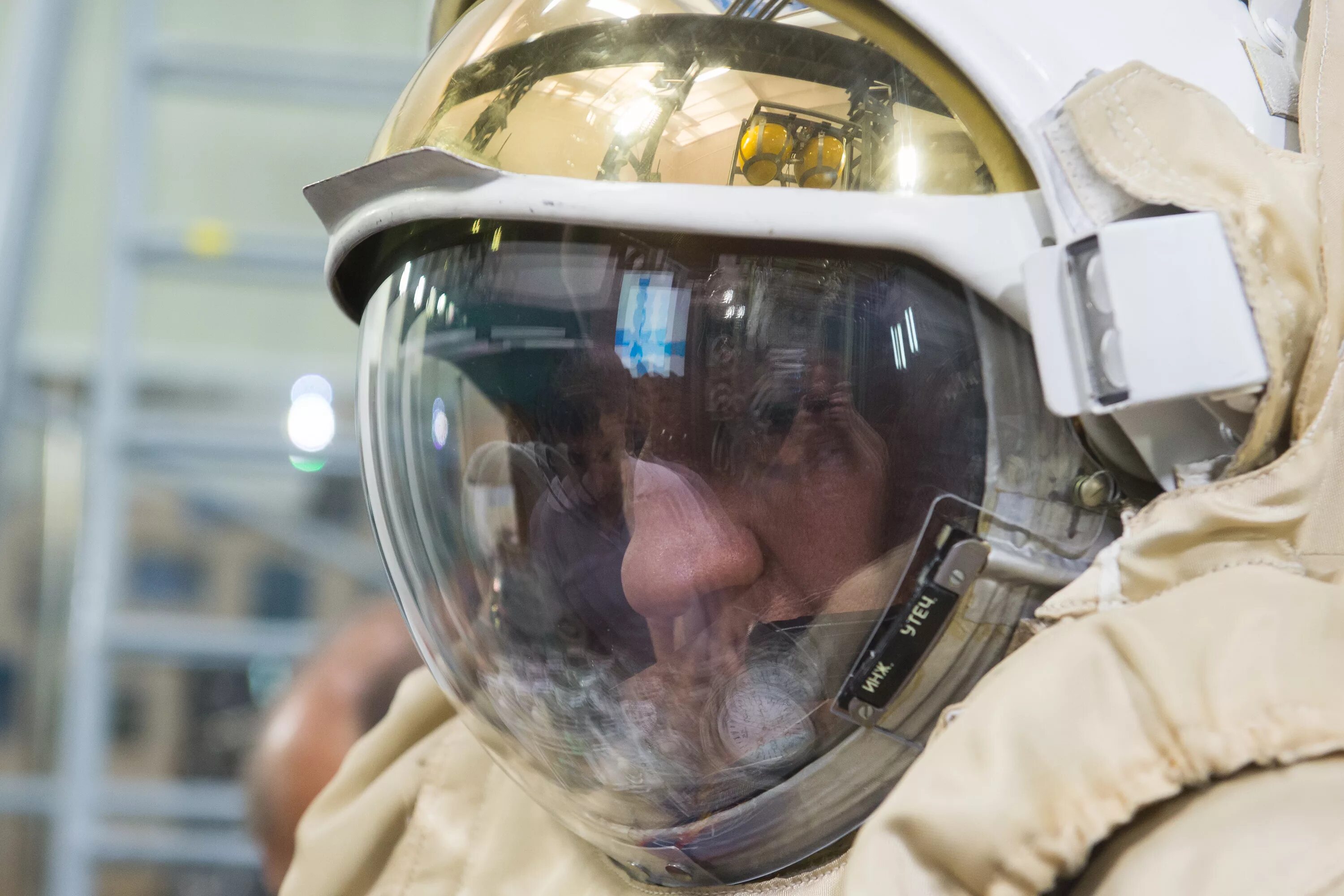 сергей рыжиков работа в открытом космосе. роскосмос одежда космонавтов. андрей бабкин космонавт. астронавты на мкс. исследование космоса.