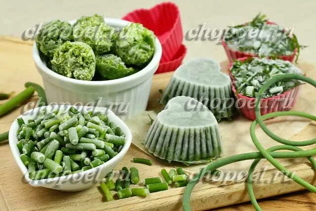 Замороженные чесночные стрелки на зиму. Заготовка чесночных стрелок на зиму. Можно ли морозить чесночные стрелки. Заморозка чесночных стрелок на зиму. Чесночные стрелки заморозка на зиму.