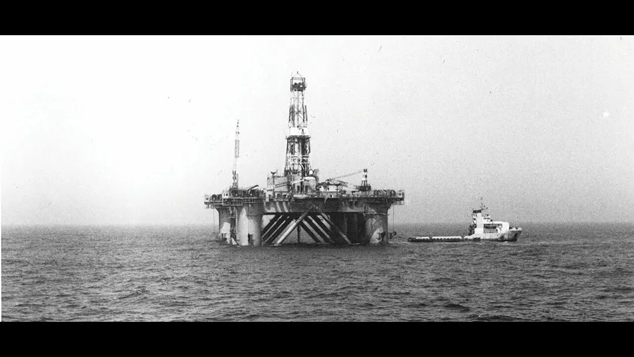 Нефтедобывающая платформа ocean ranger. Ocean ranger катастрофа. Нефтяная платформа в шторм. Ocean ranger катастрофа. Катастрофа ocean ranger в 1982 г.
