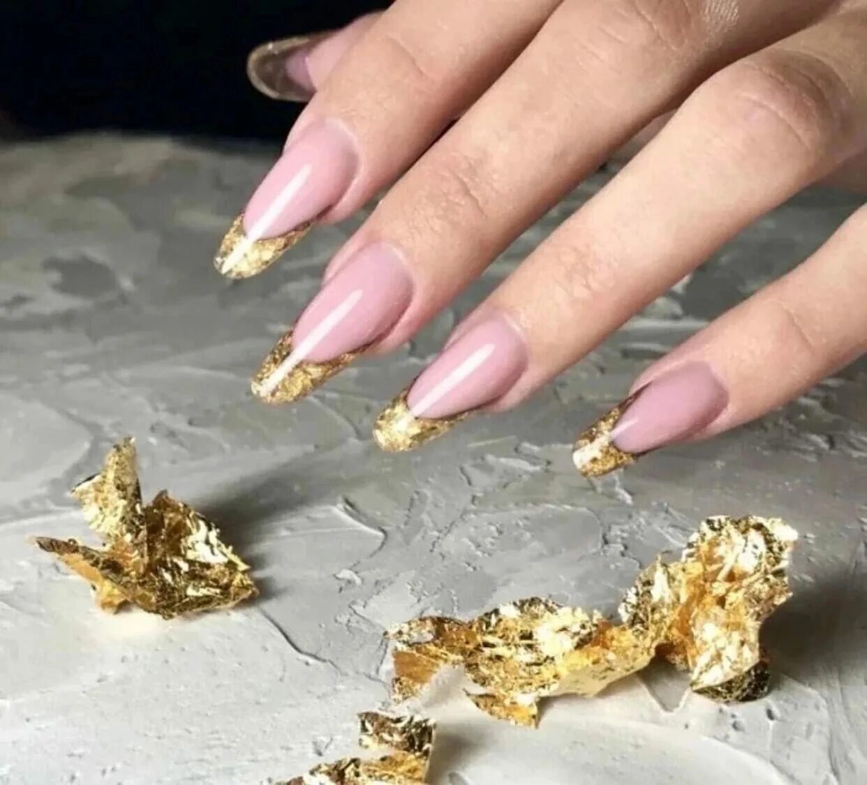 Золотые хлопья поталь. Поталь на ногтях. Маникюр изумруд с поталью. Хлопья юки серебро золото. Маникюр с поталью золотой.