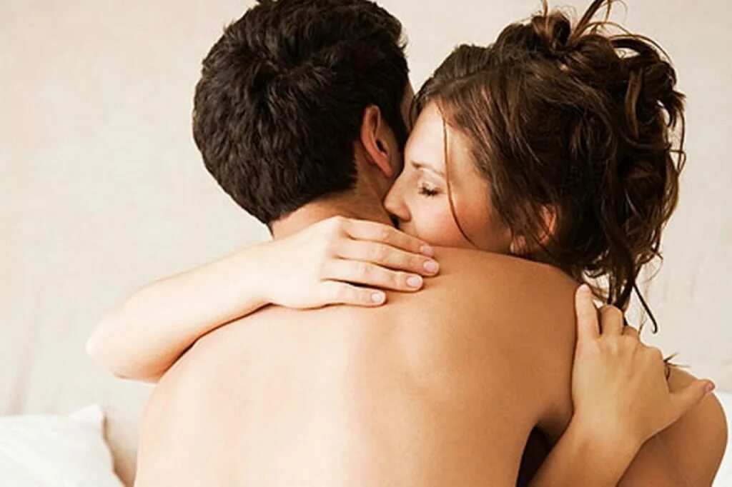 Мужчина и женщина занимаются. Мужчина в миссионерской позе. Самая нежная поза. Позы при занятии любви самые лучшие для женщин после 40 фото. Самая нежная поза.