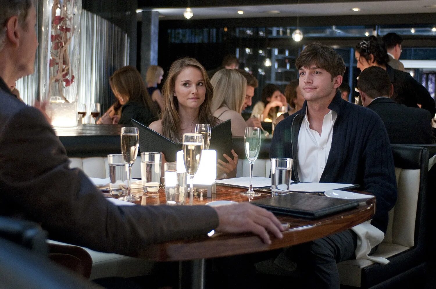 Attached picture. Натали портман и эштон катчер. натали портман no strings attached.