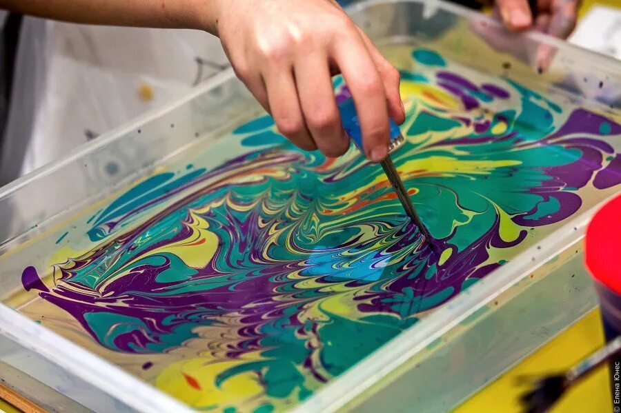 Краски которые рисуют на воде. Турецкая живопись эбру. Техника рисования эбру. Техника эбру рисование на воде. Рисование на воде эбру.