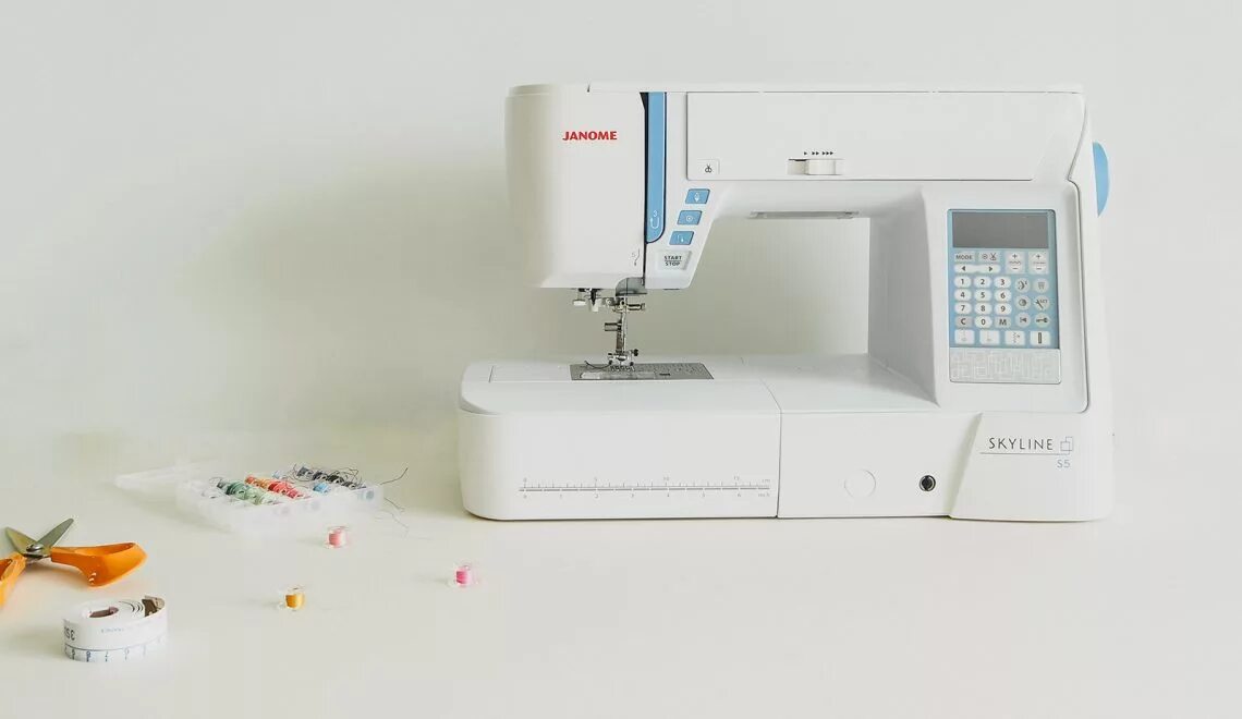 Janome skyline s5. Швейная машина Janome Skyline. Скайлайн 5 швейная машина Джаноме. Швейная машинка Джаноме Skyline s5.